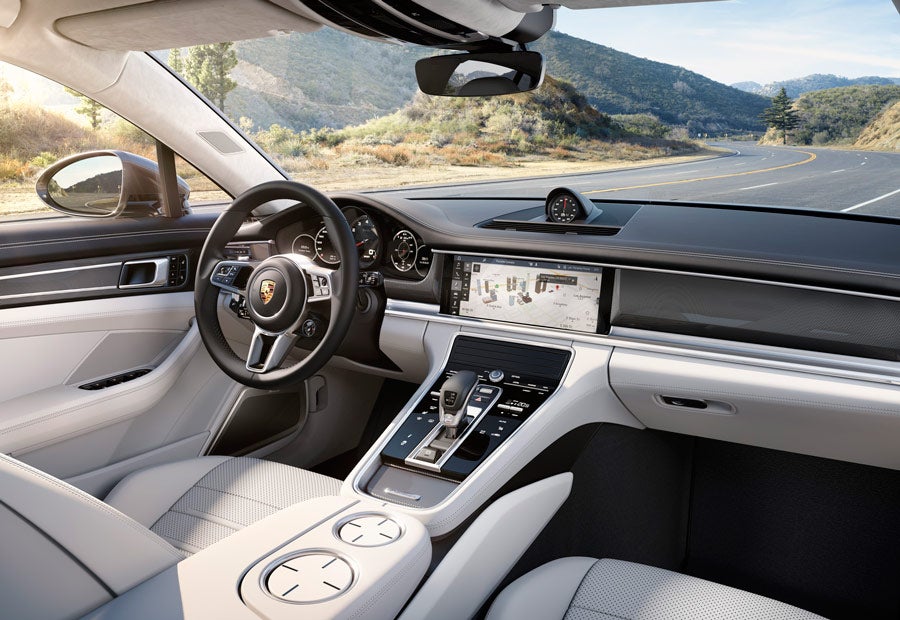 En el salpicadero del nuevo Porsche Panamera encontramos una gran pantalla táctil para manejar funciones del coche.