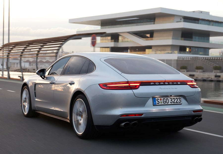 El nuevo Porsche Panamera puede contar con tracción a las 4 ruedas y tren trasero autodireccional.