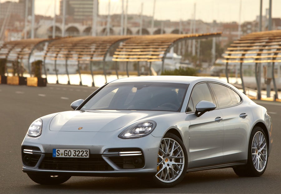 En el frontal del nuevo Porsche Panamera podemos encontrar faros Led matriciales.