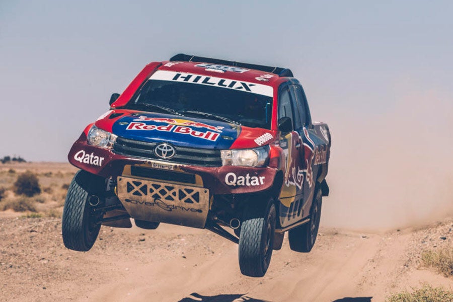 Nasser Al-Attiyah cambia el Mini por este Toyota Hilux con patrocinio de Catar.