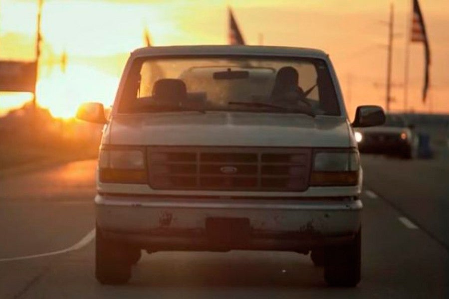 El Ford F150 tampoco puede faltar en una peli americana.