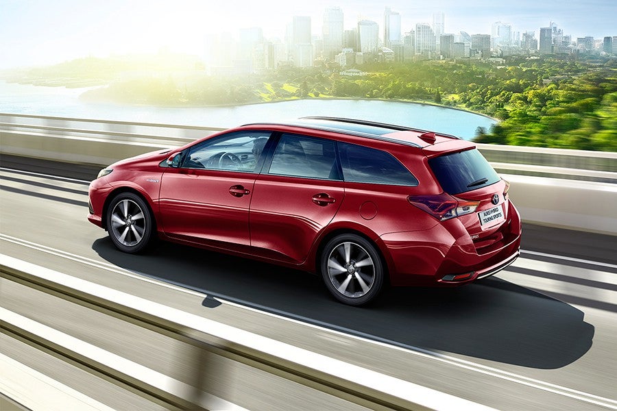 El color Rojo Tokio le da un aspecto muy llamativo al Auris.