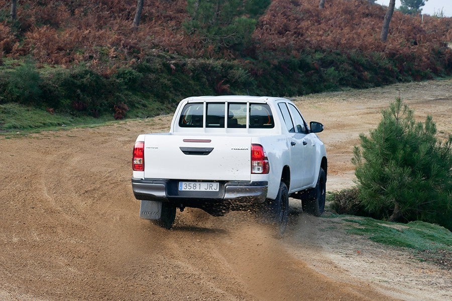 El Hilux destaca más fuera del asfalto que sobre éste.