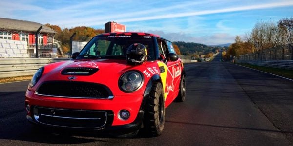 Un Mini bate el récord sobre dos ruedas en Nürburgring