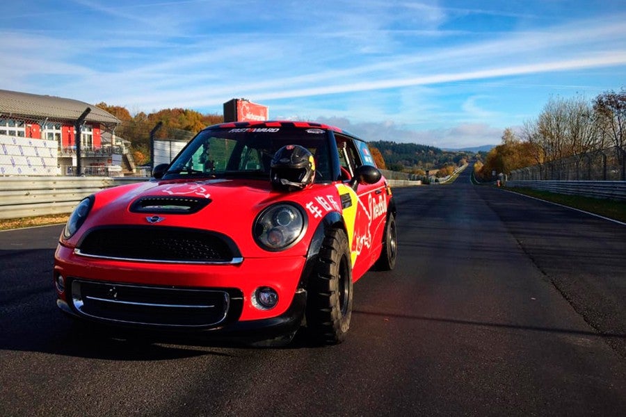 Un Mini bate el récord sobre dos ruedas en Nürburgring Un Mini bate el récord sobre dos ruedas en Nürburgring