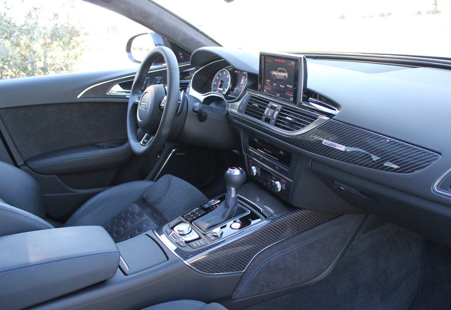 En el habitáculo del Audi RS6 está acabado con fibra de carbono en ciertas piezas.