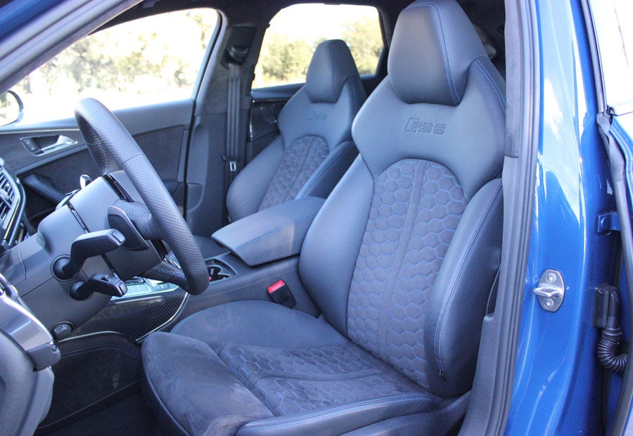 Los asientos delanteros del Audi RS6 te transmiten sujeción y confort.