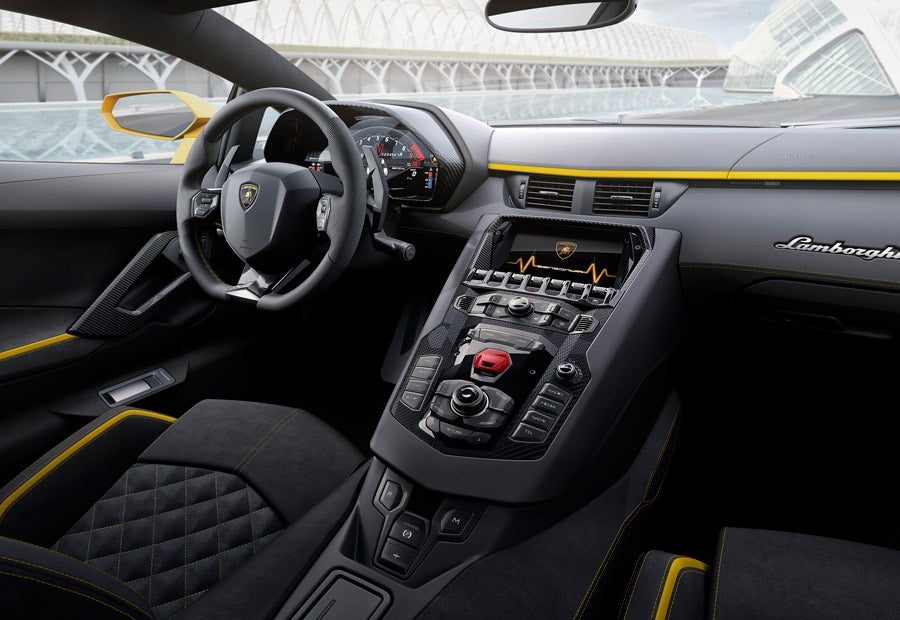 En el interior del nuevo Lamborghini Aventador S encontramos un nuevo cuadro de relojes digital.