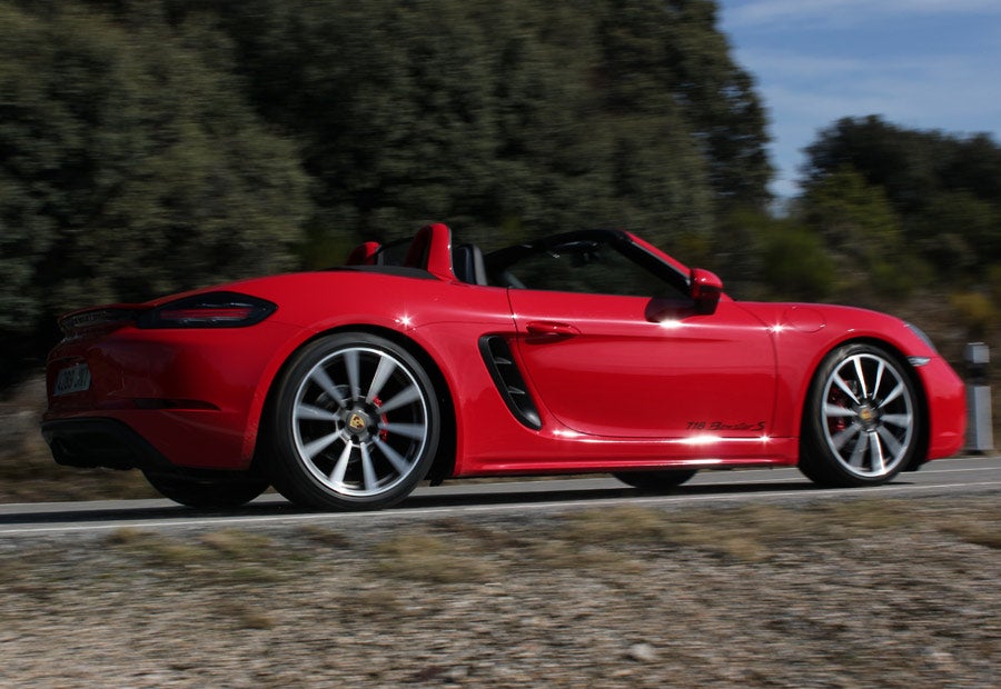 El paso por curva del Porsche 718 Boxster S es endiabladamente rápido y estable.