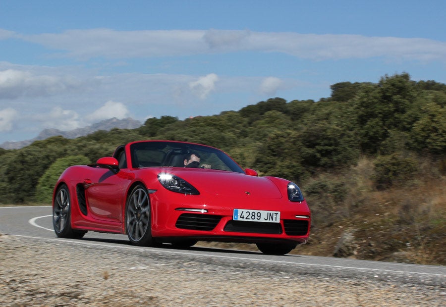 Con el motor turbo de 4 cilindros y 2,5 litros, la versión S del nuevo Porsche Bobster entrega 349 CV.