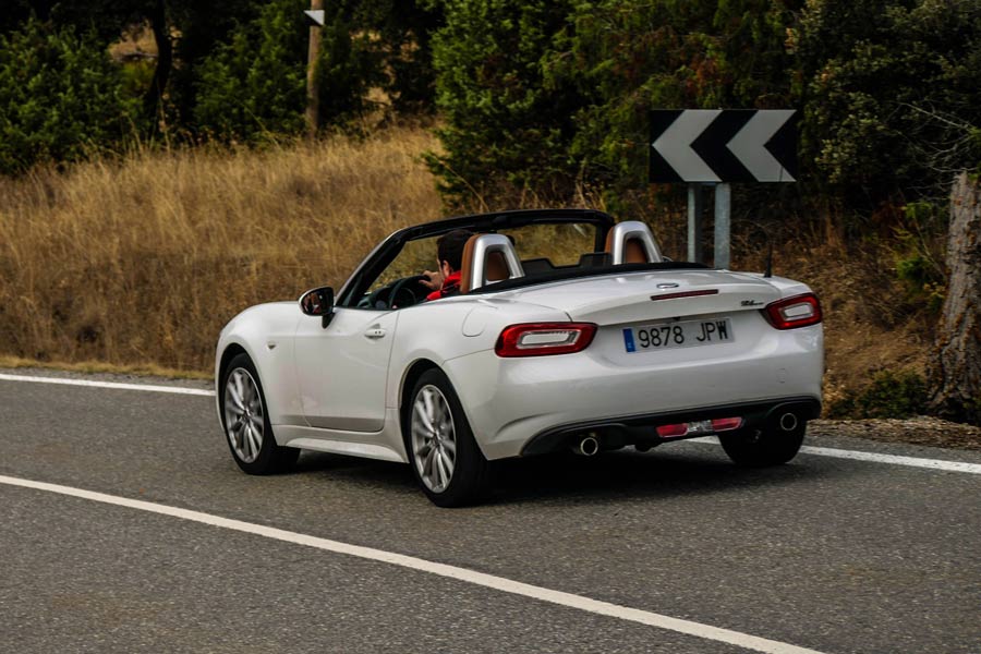 El Fiat 124 Spider es un coche muy eficaz y divertido de conducir.