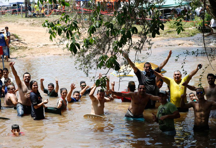 Espectadores en un río.