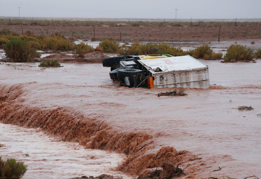 Camión volcado en un río.