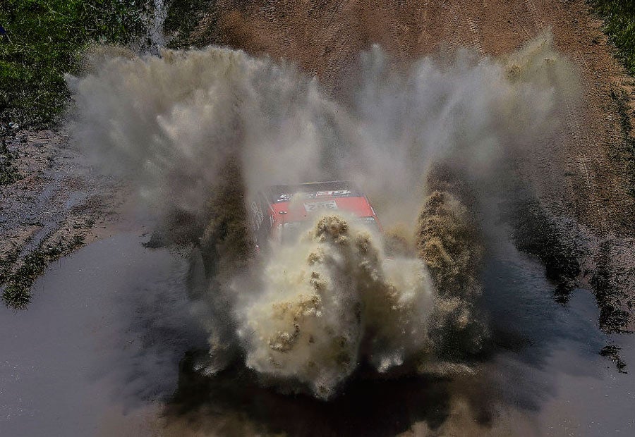 Coche en río.