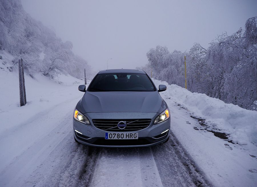 Mantener una velocidad uniforme y una distancia holgada de seguridad son reglas básicas para circular sobre nieve.