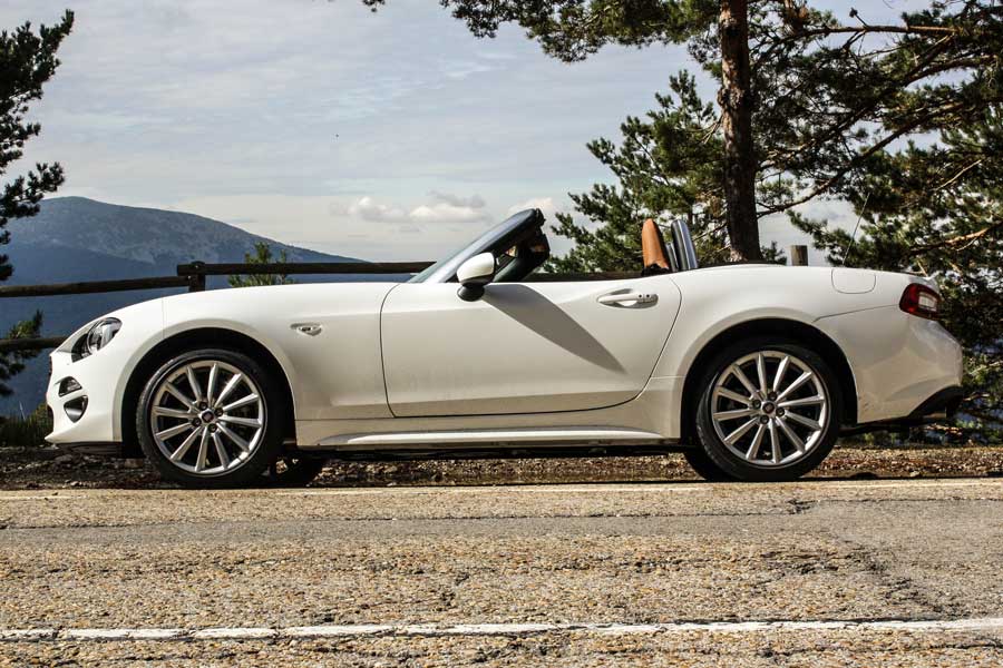 La vista lateral del Fiat 124 Spider resulta muy elegante.