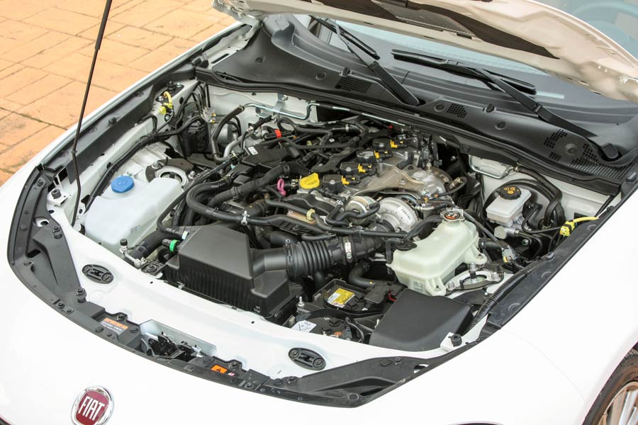 El Fiat 124 Spider monta un motor turbo de gasolina de 1,4 litros de cubicaje que desarrolla 140 CV y entrega 240 Nm de par.