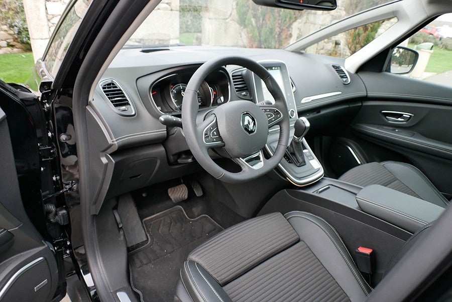 El interior es acogedor y confortable.