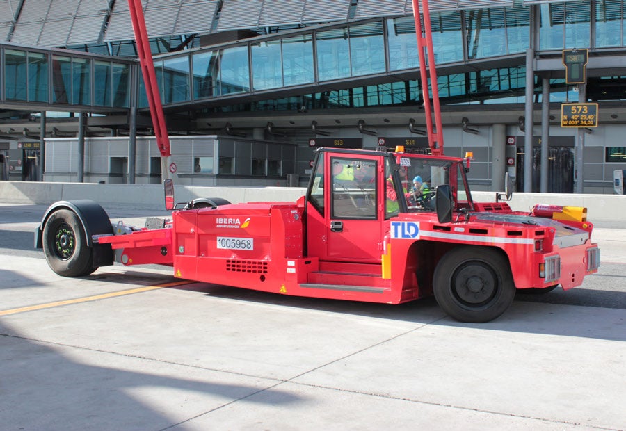 Los vehículos "pushback" tienen gran potencia y para pero baja velocidad.