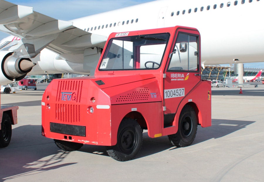 La cabeza tractora tiene un motor térmico de 75 CV y es capaz de arrastrar 20.000 kilos.