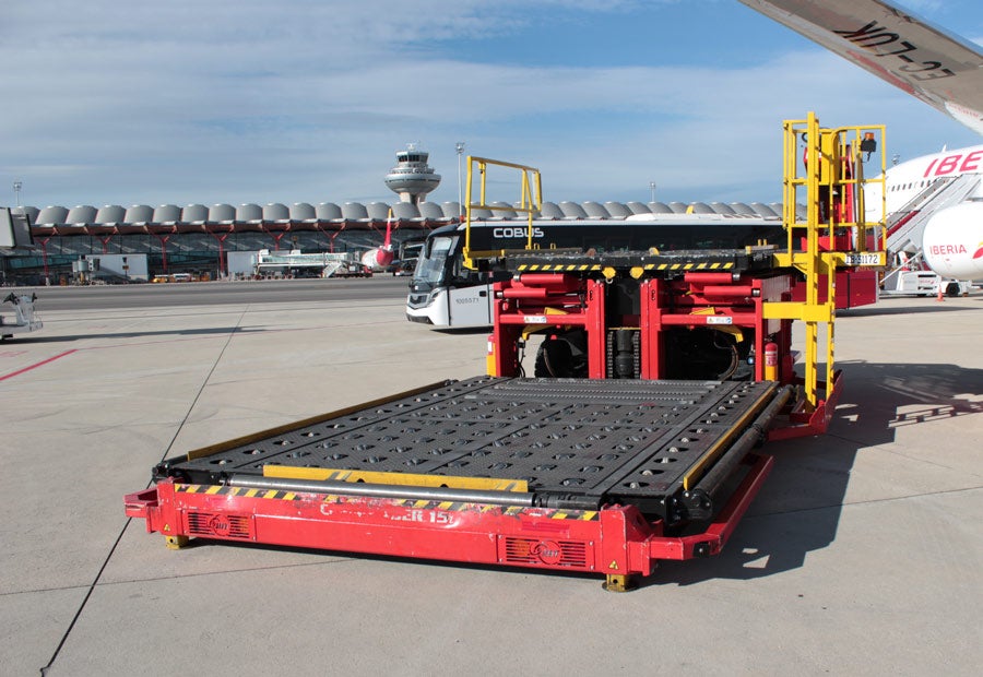 Esta báscula carga y descarga los aviones a los que llega el equipaje paletizado. Eleva hasta 4,5 metros y soporta 7.000 kilos de carga.