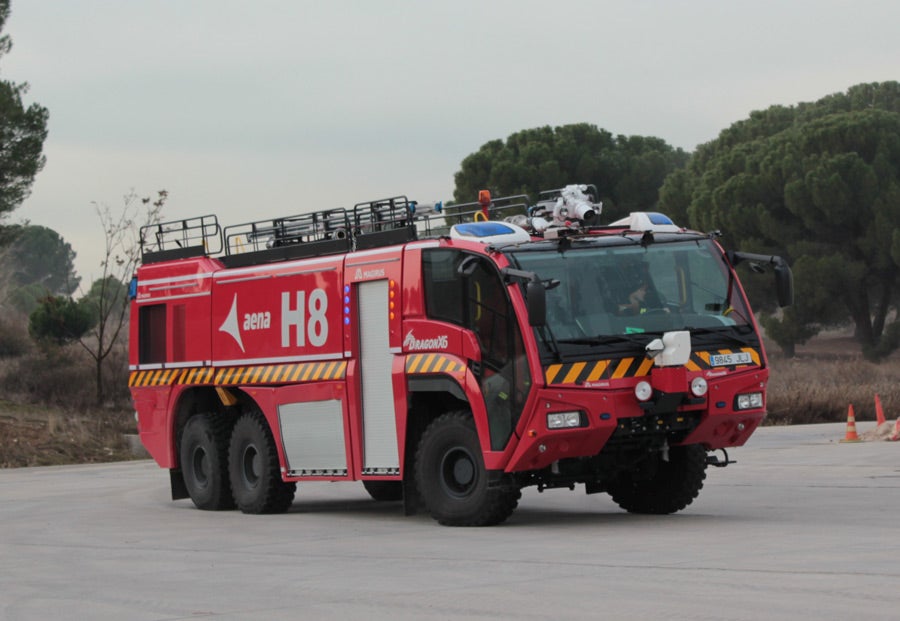 El camión de bomberos Iveco Dragon es capaz de girar en redondo a 30 km/h...Pesa 39 toneladas.