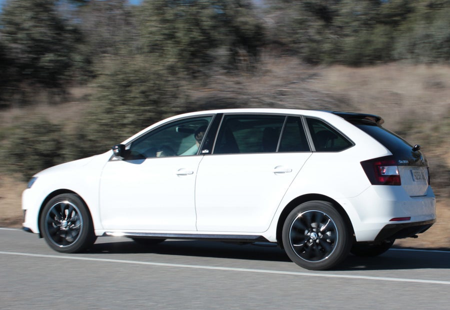 En la vista lateral del Skoda Spacebck podemos apreciar el equilibrio entre cristales y chapa.