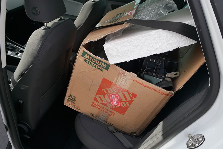 El típico truco de sujetar una caja con el cinturón de seguridad no sirve de nada en caso de accidente.
