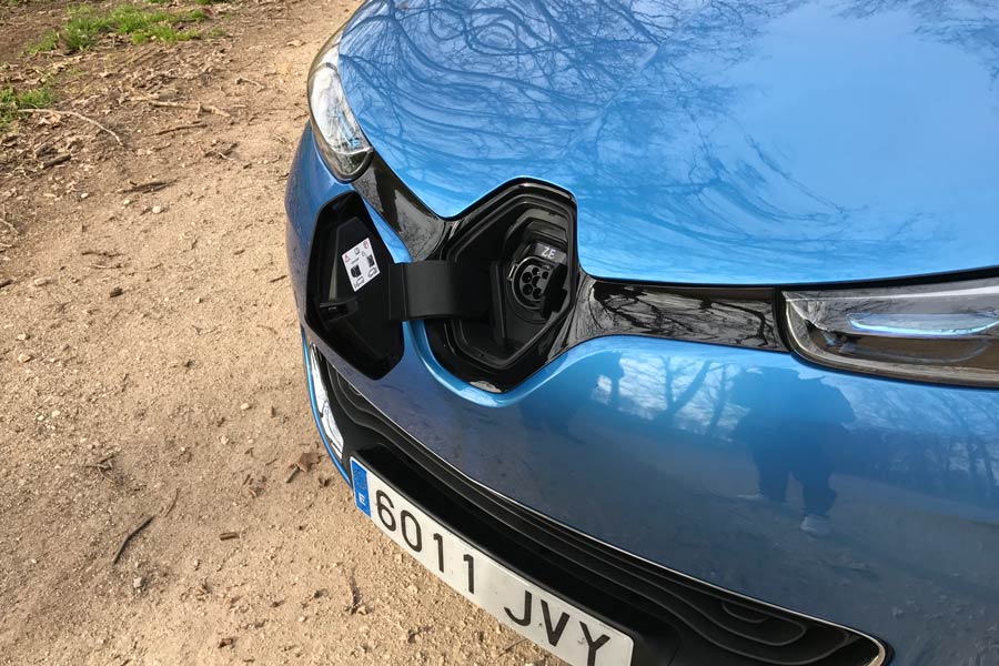 Toma del enchufe del Renault Zoe para su carga.