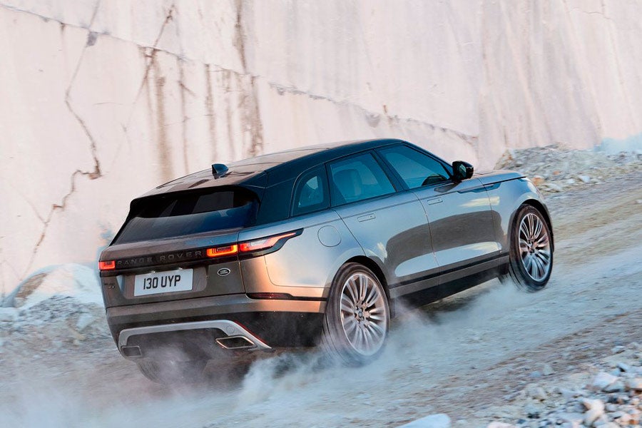 La zaga del Velar recuerda a la del Range Rover Evoque, aunque la nueva creación se distingue por una mayor robustez.