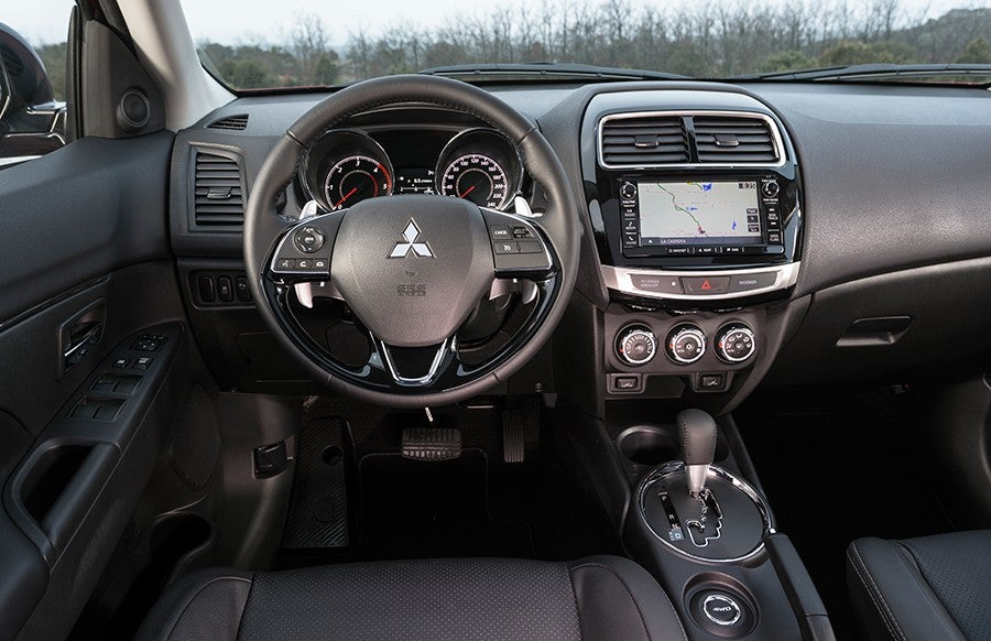 Los cambios más evidentes en el interior están en el volante y la pantalla multimedia.
