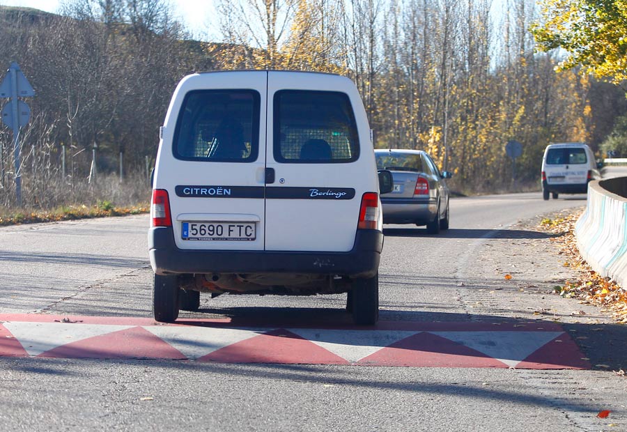 Anticiparnos comienza por mirar lejos. A la furgoneta ya "la vemos". Hemos de mirar al coche siguiente.