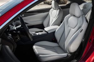 Con un mullido más blando que, en general, sus rivales alemanes, el Infiniti Q60 tiene buenos asientos deportivos de serie.