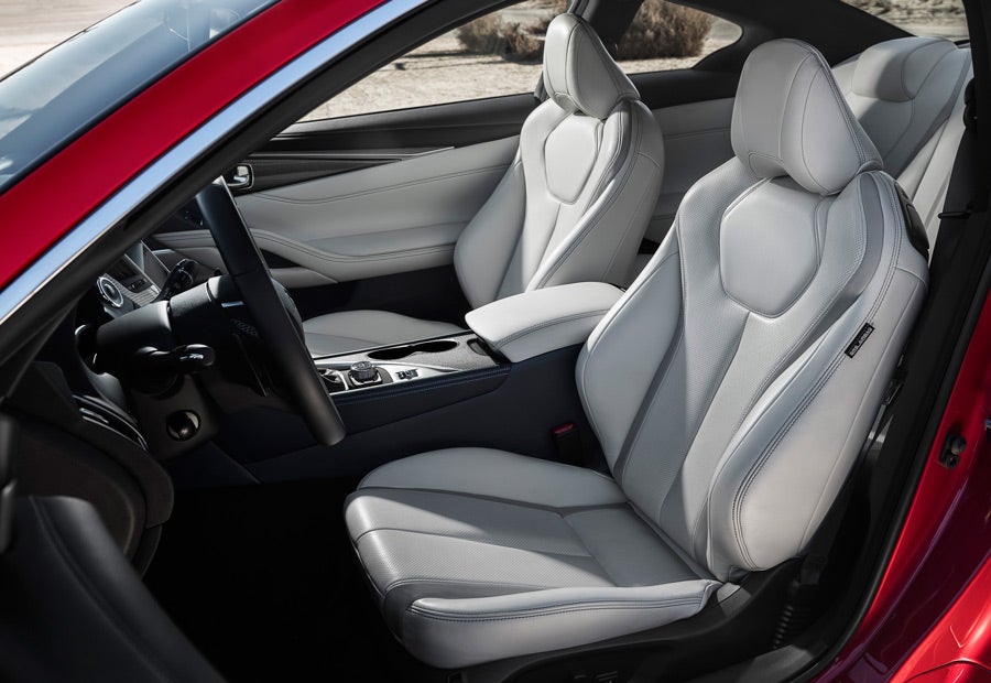 Con un mullido más blando que, en general, sus rivales alemanes, el Infiniti Q60 tiene buenos asientos deportivos de serie.