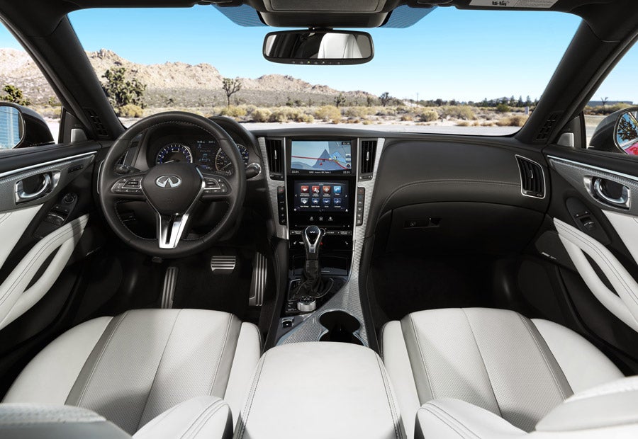 En el diseño del Infiniti Q60 han tenido especial cuidado en que el puesto de conducción sea óptimo para el conductor.