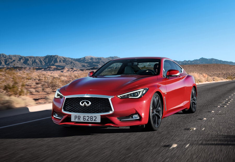En carreteras de montaña, destaca lo incisivo del tren delantero del nuevo Infiniti Q60.