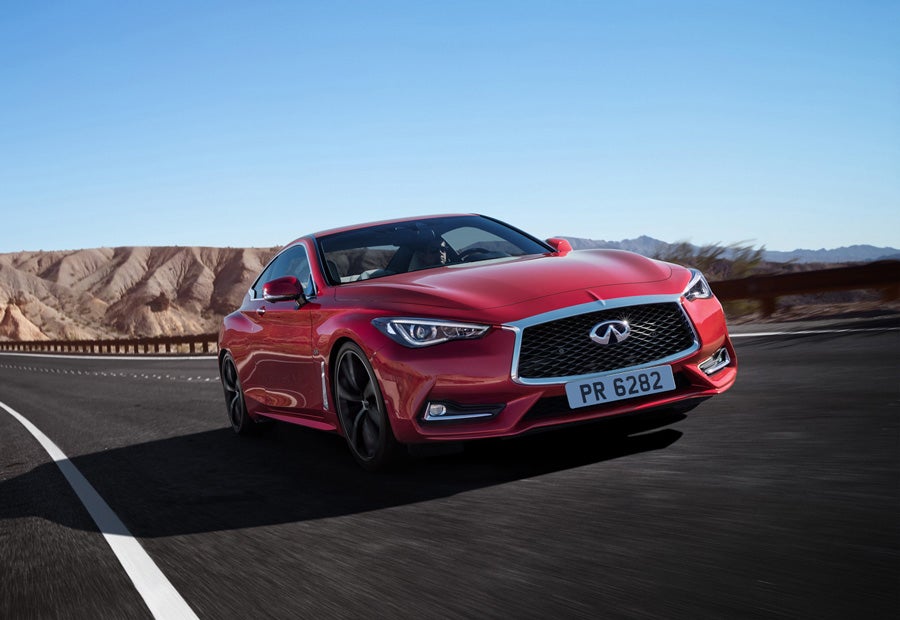 En el frontal del nuevo Infiniti Q60 destacan la parrilla de doble hoja y los faros con aspecto de ojo humano.