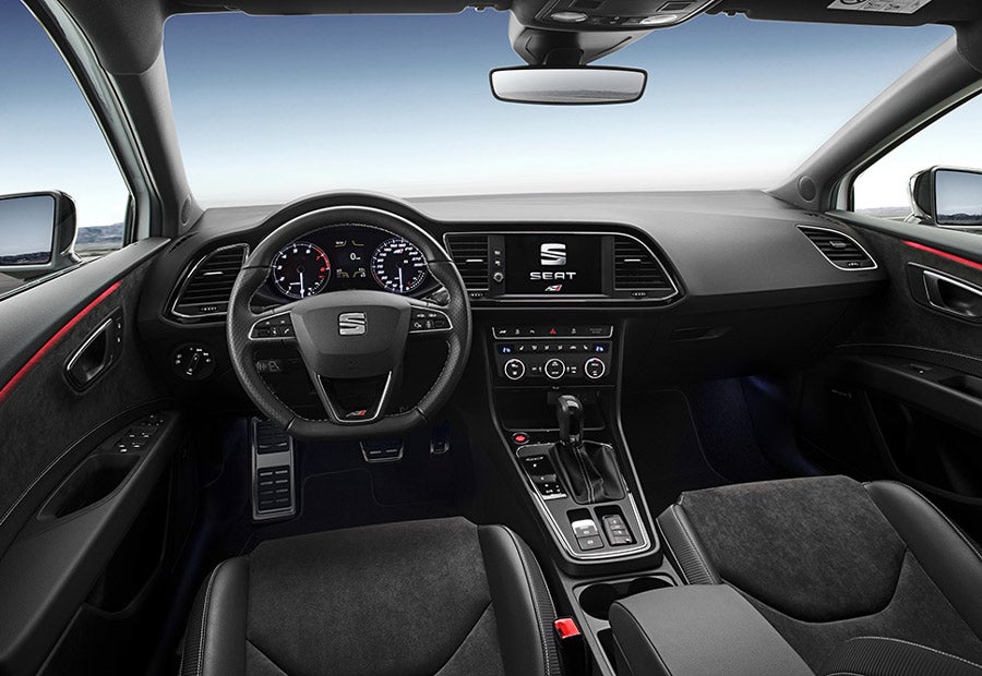 En el interior del Seat León Cupra 300 CV tenemos un discreto ambiente racing en el que la calidad es protagonista.
