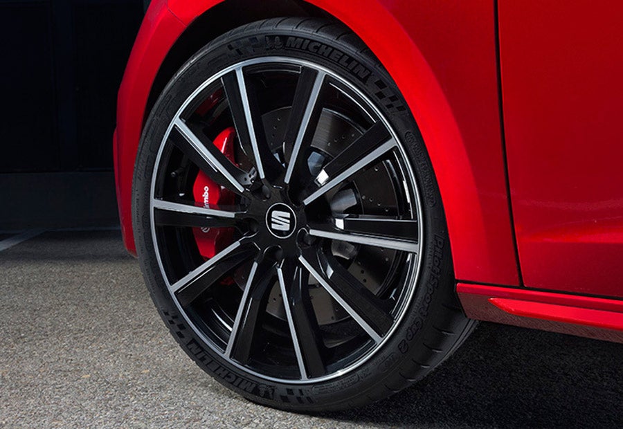 Con el "Perfomance Pack" el nuevo Seat León Cupra equipa frenos de muy altas prestaciones -los de serie ya son de altas prestaciones-.
