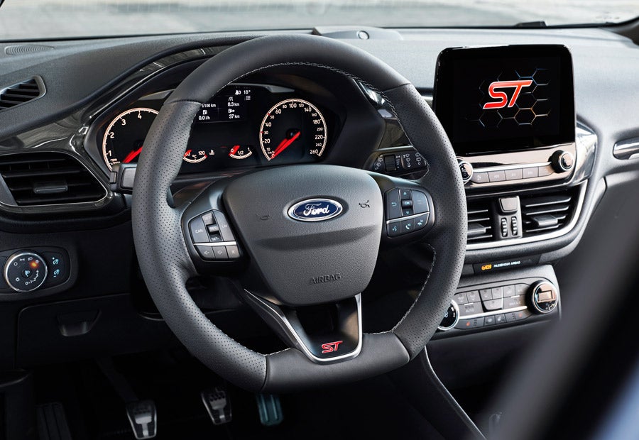 En el interior del nuevo Ford Fiesta ST encontramos volante deportivo y nueva pantalla en la consola central.