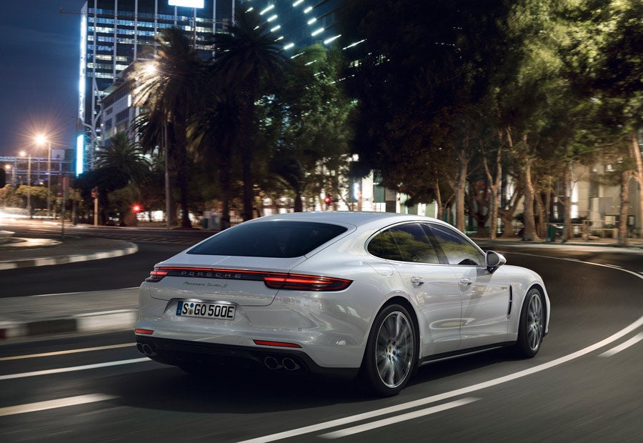 El Porsche Panamera Turbo Híbrido tiene motor eléctrico alimentado por baterías enchufables.