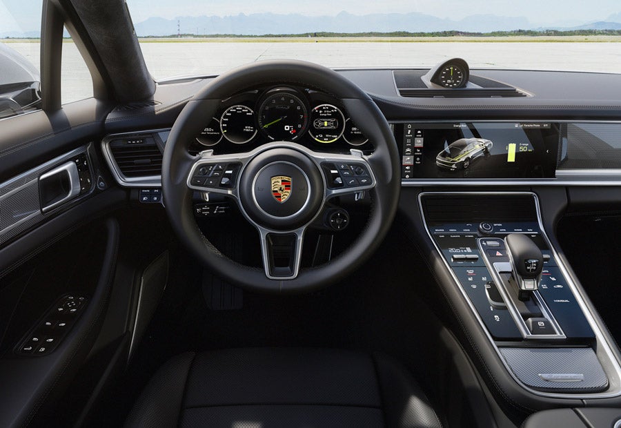 El interior del nuevo Panamera Turbo Híbrido es similar al del resto de la gama pero, detrás del conductor, puede haber 15 centímetros más de longitud.