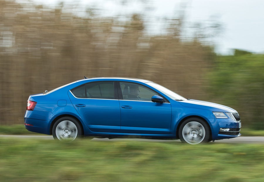 La gama de motores del Skoda Octavia 2017 se mantiene pero, ahora, todos se pueden combinar con caja de cambios autmática.