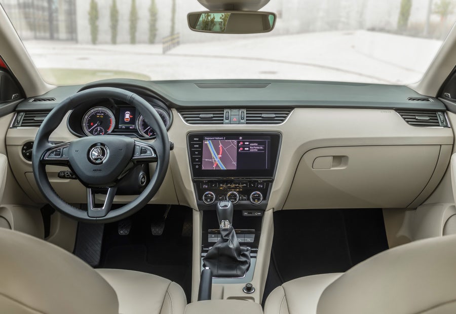 El cambio más importante del interior del Skoda Octavia 2017 es la posibilidad de montar una pantalla de grandes dimensiones en el salpicadero.