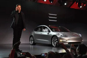 Adidas ha denunciado a Tesla por emplear tres líneas paralelas en el logo del Model 3.