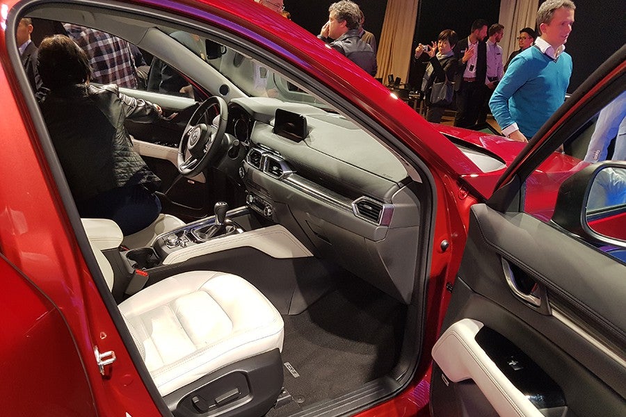 El interior es más acogedor y elegante, además de mejorar en calidad aparente.