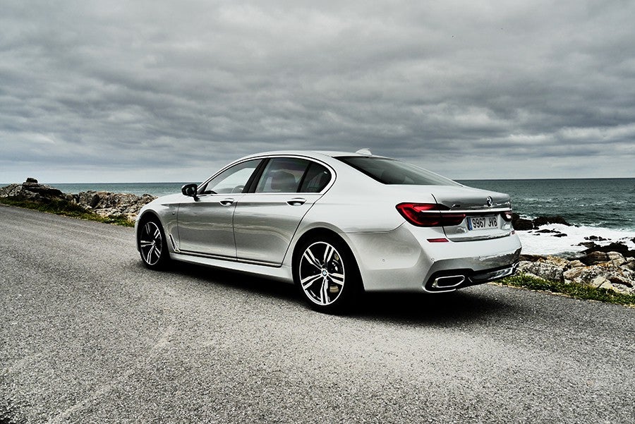 El BMW 750d tiene un diseño poco arriesgado, pero elegante.
