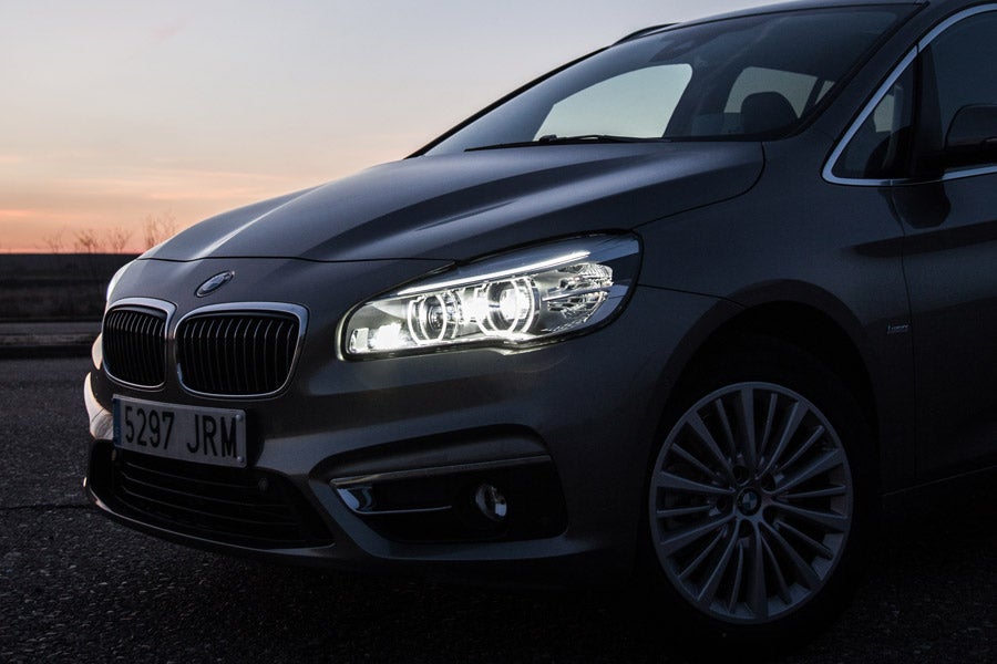 Los faros LED son de serie en el BMW 220d Gran Tourer.