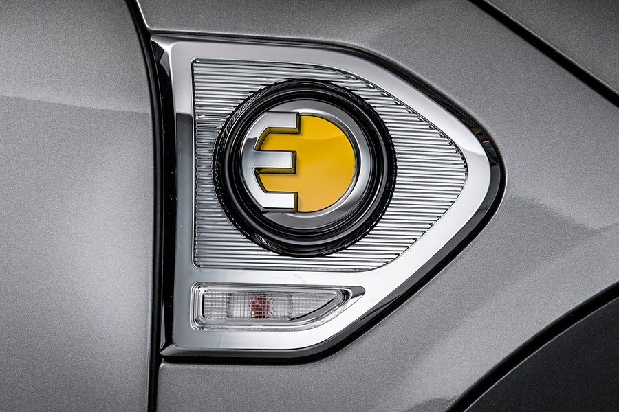 Detalle del logo de híbrido enchufable de Mini.