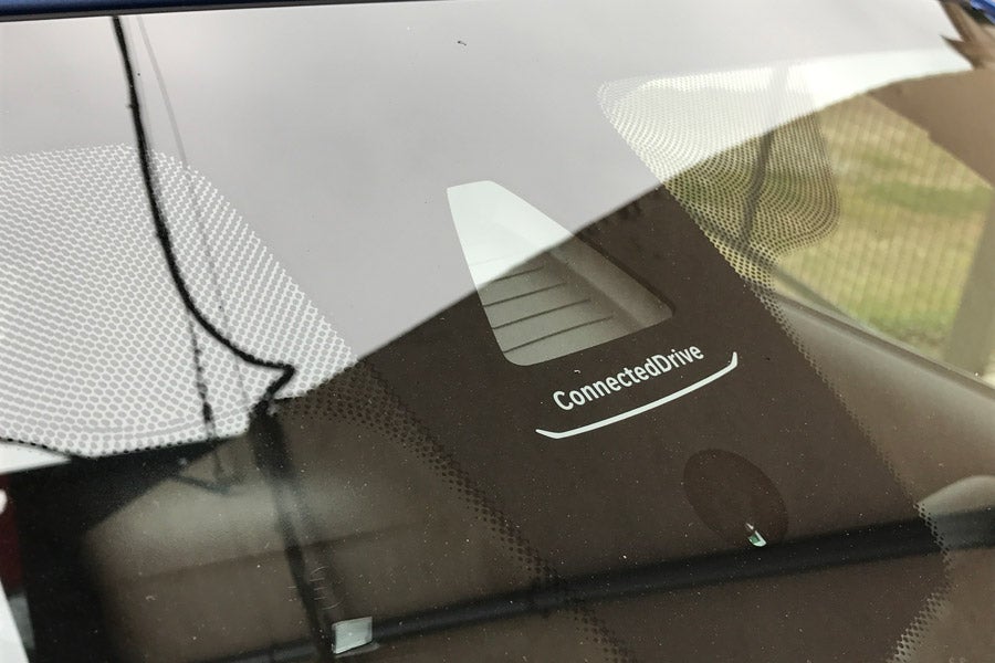 La cámara que asiste a algunas ayudas a la conducción, Connected Drive, está situada delante del retrovisor interior.